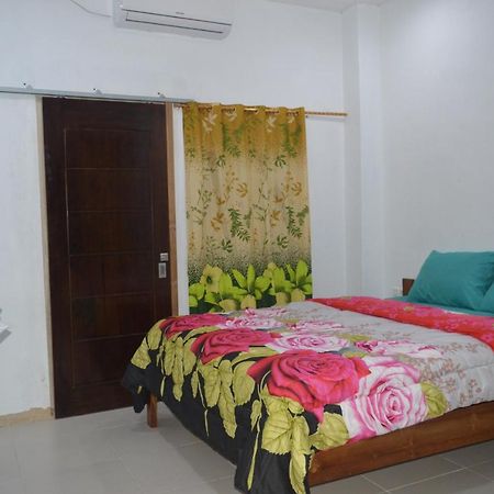 Labuan Bajo Mahoni Guesthouse Kültér fotó