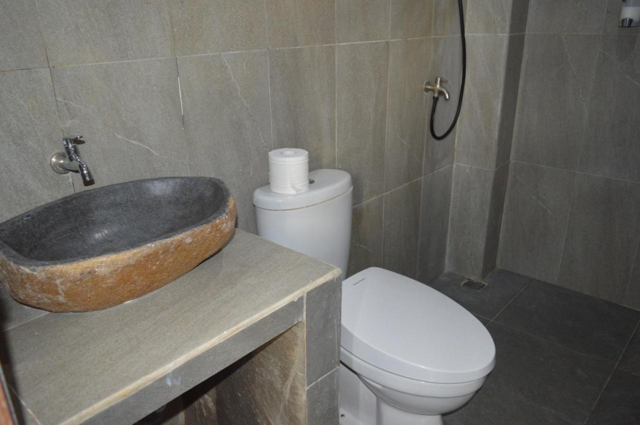 Labuan Bajo Mahoni Guesthouse Kültér fotó