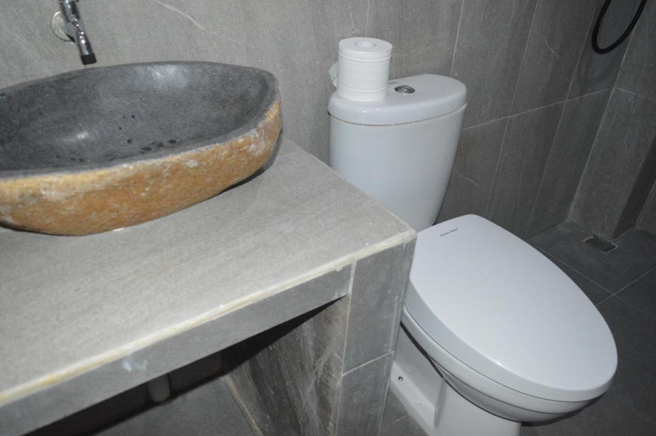 Labuan Bajo Mahoni Guesthouse Kültér fotó