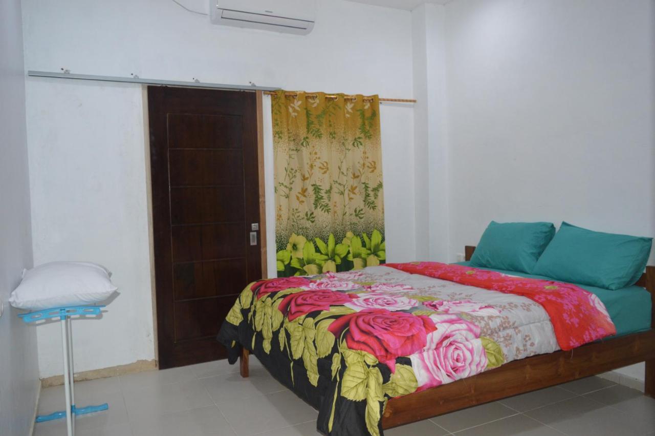 Labuan Bajo Mahoni Guesthouse Kültér fotó