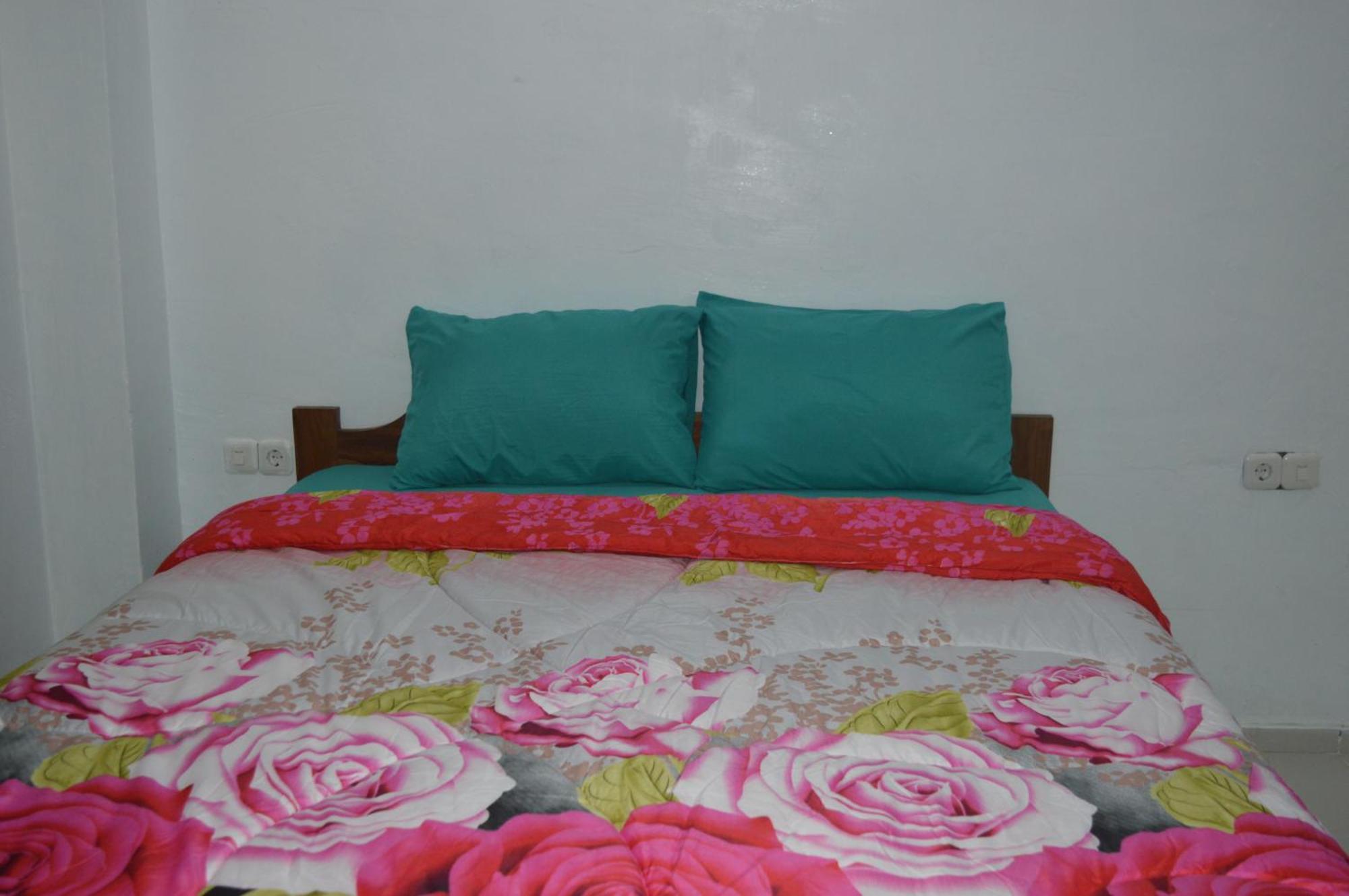 Labuan Bajo Mahoni Guesthouse Kültér fotó