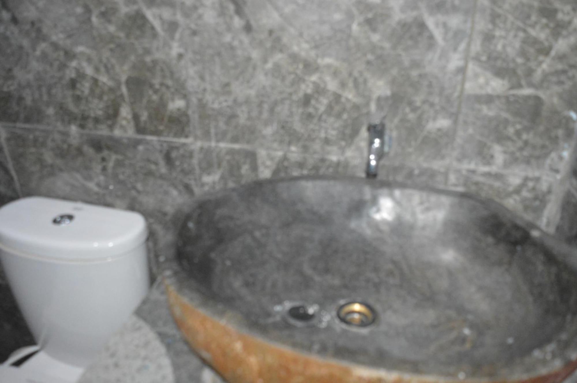Labuan Bajo Mahoni Guesthouse Kültér fotó