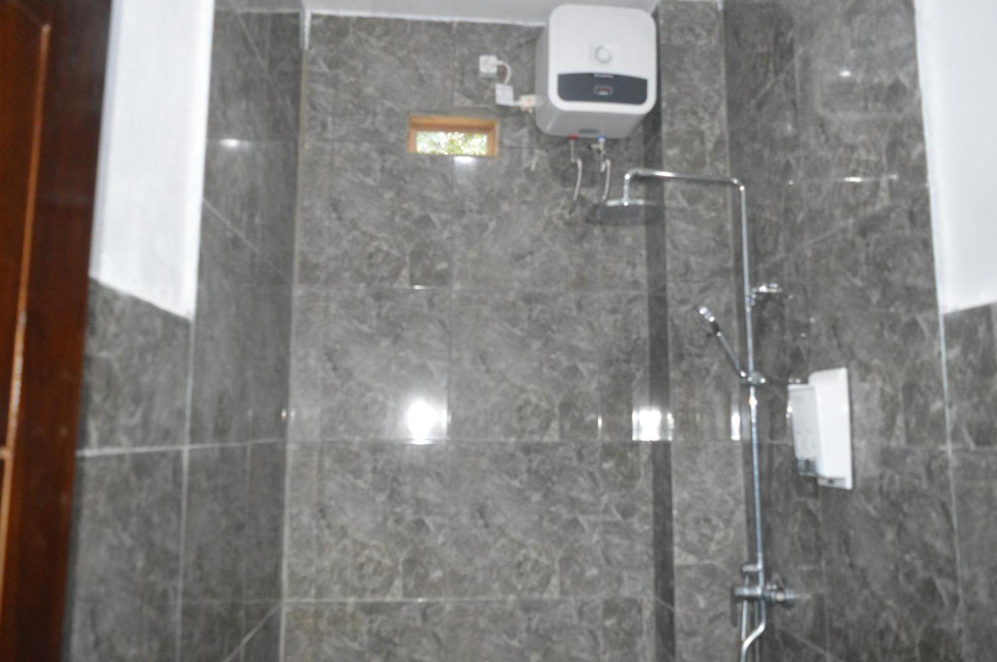 Labuan Bajo Mahoni Guesthouse Kültér fotó