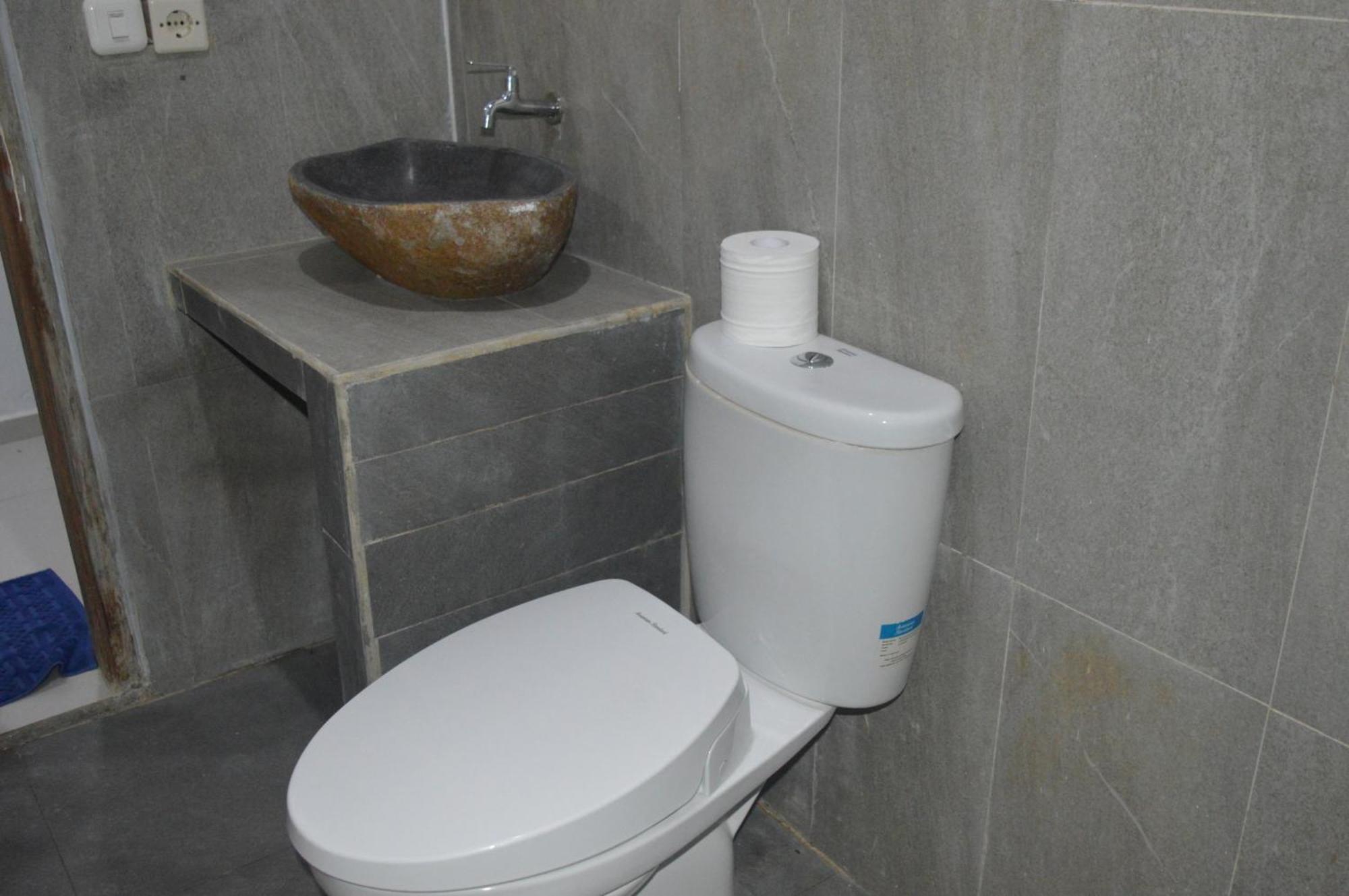 Labuan Bajo Mahoni Guesthouse Kültér fotó
