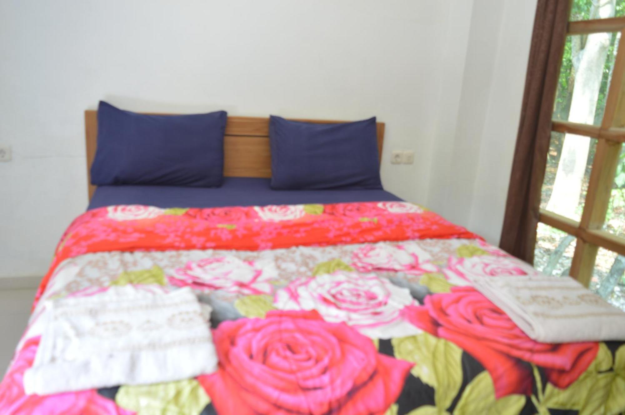 Labuan Bajo Mahoni Guesthouse Kültér fotó