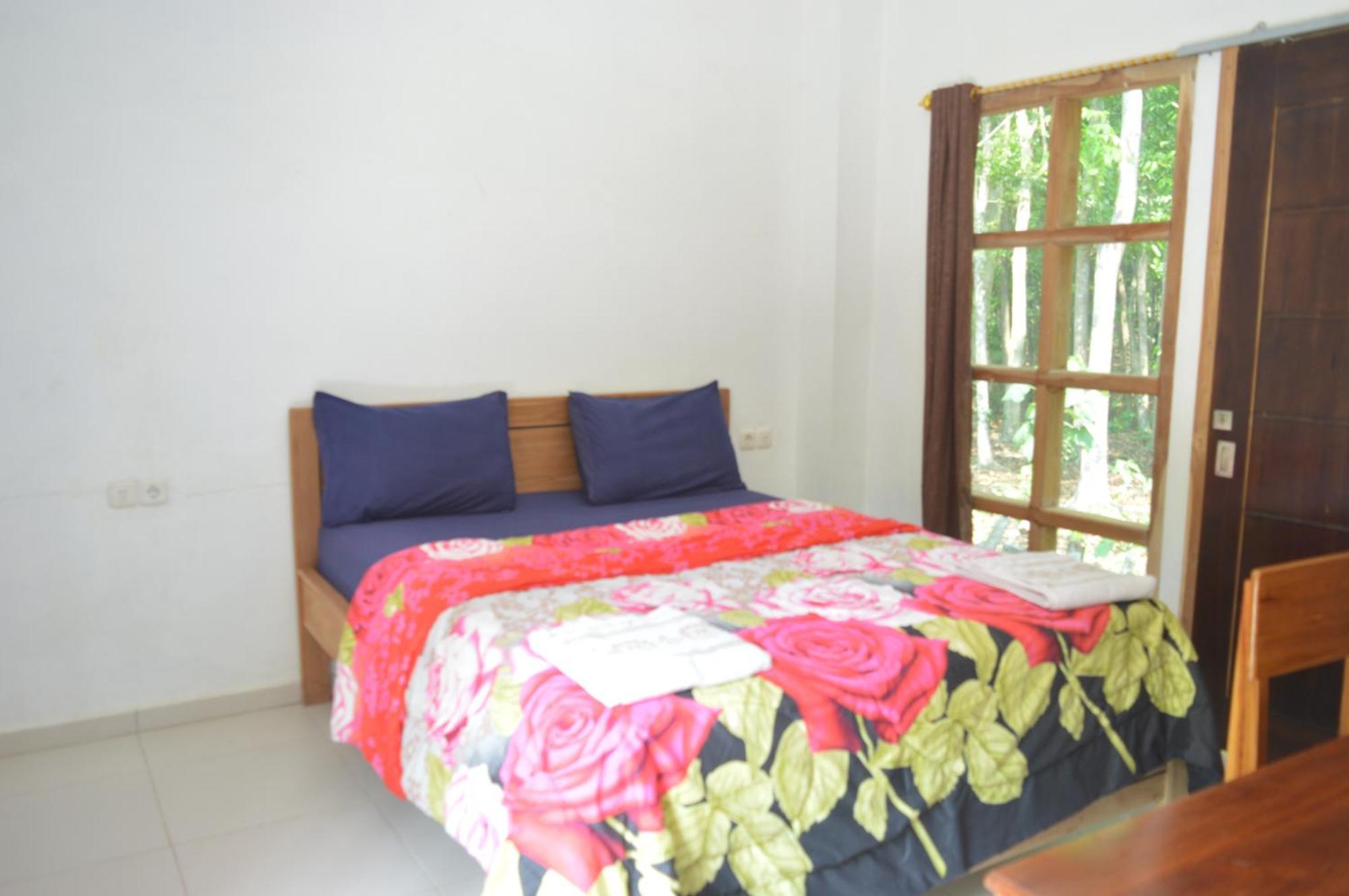 Labuan Bajo Mahoni Guesthouse Kültér fotó